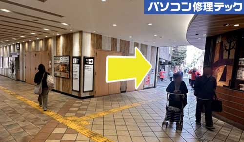 2 階段を降りたら右手のお花屋さんの方へ