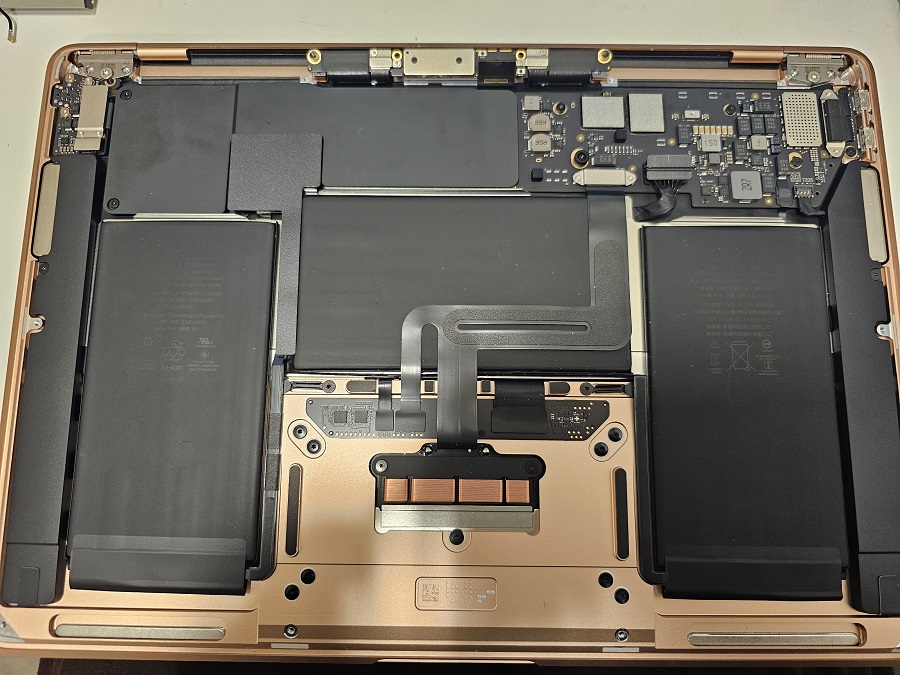 MacbookAirを分解したときの写真