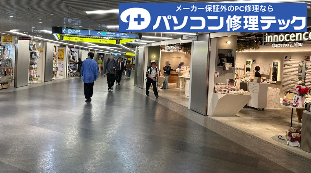 階段を下りたら直進します。