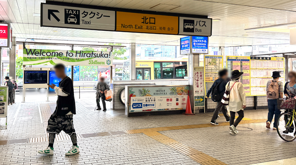 階段を降りたら目の前のバスロータリーを右に曲がってください