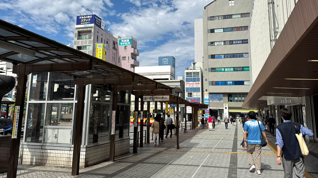 右に曲がって50mほど直進(静岡銀行が見えます。)