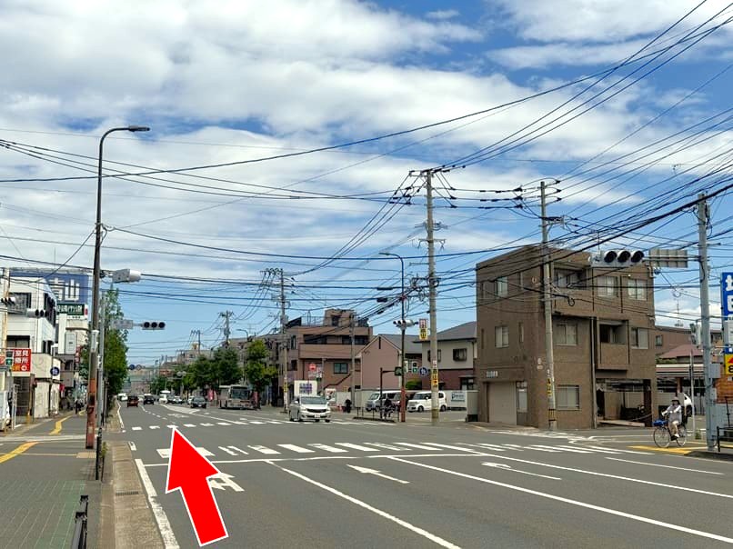 【車で】③ 交差点「新室見」をさらに直進し、右手に当店があります