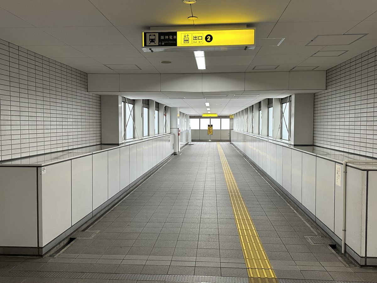 通路の突き当り右の階段を下ります。