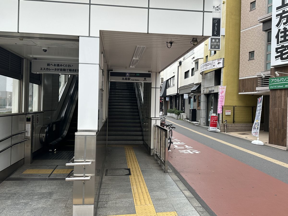 2番出口を出て左を向くと当店がございます。
